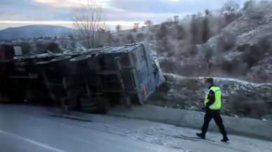 Buz tutan yolda araçlar devrildi: 3 yaralı