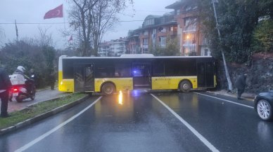 Kayganlaşan yolda feci kaza! İETT otobüsü duvara çarptı: Yaralılar var