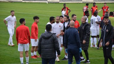 Hazırlık maçında saha bir anda karıştı, futbolcular birbirine girdi