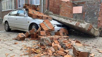 İnşaatın duvarı, park halindeki aracın üzerine devrildi