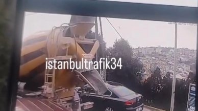 Park halindeki aracın üstüne direk düştü