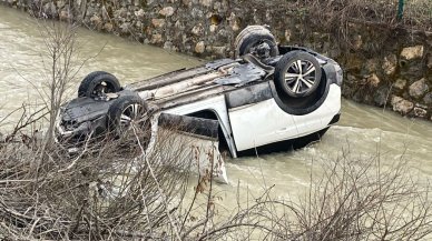 Dereye uçup ters dönen cipteki aileyi vatandaşlar kurtardı