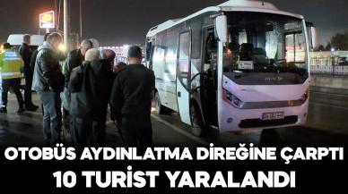 Tur otobüsü aydınlatma direğine çarptı: 10 turist yaralandı