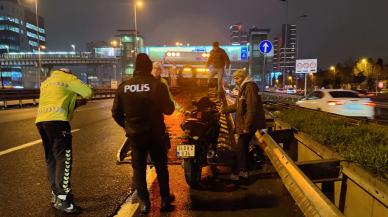 Motosiklet sürücüsü bariyerlere çarpıp metrelerce sürüklendi