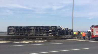 Karşı şeride geçip devrilen TIR'ın şoförü öldü: Bağlantı yolu trafiğe kapandı