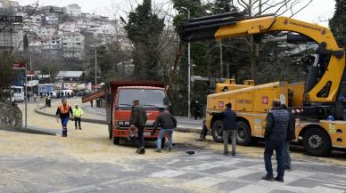 Kamyon devrilince kasasındaki pres makinesi yola düştü