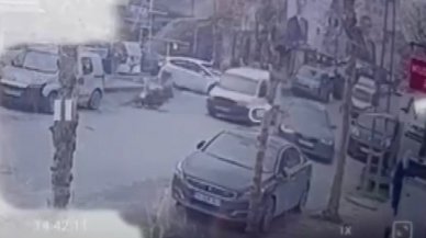 Motosikletle tek teker üzerinde ilerlerken kaza yaptı: O anlar kamerada