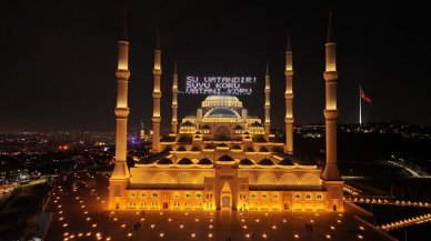 Dünya Su Günü dolayısıyla Büyük Çamlıca Camisi'ne mahya asıldı