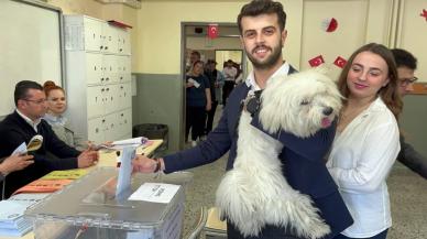 1 hafta önce sahiplendiği köpeği ile oy kullandı