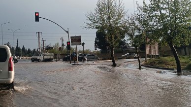 Gaziantep'i sağanak vurdu: Cadde ve sokaklar suyla doldu