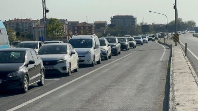 Bayramın son gününde İstanbul'a dönüş trafiği: Uzun araç kuyrukları oluştu