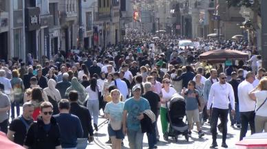 Taksim Meydanı ve İstiklal Caddesi'nde insan seli