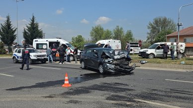 Hafif ticari araca otomobil çarptı: 3 yaralı