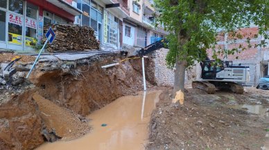 Kocaeli'de  istinat duvarı çöktü: 5 katlı bina tahliye edildi