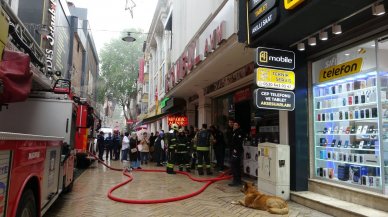 AVM'nin deposunda çıkan yangın söndürüldü