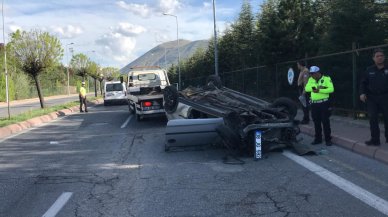 Takla atan otomobil karşı şeride savruldu: 4 kişi yaralandı