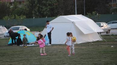 Tokat'taki depremin ardından vatandaşlar parklara çadır kurdu