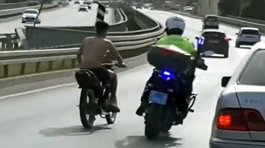 Nefes kesen kovalamaca...Polisten kaçtı, motosikletten düşünce yakalandı