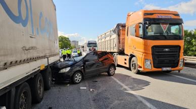 Park halindeki TIR'a otomobil çarptı: 1 yaralı