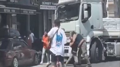 Trafik tartışmasında güreş tutup, tekme tokat kavga ettiler!