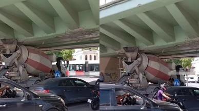 Aksaray köprüsü altında beton mikseri sıkıştı