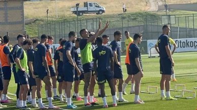 Fenerbahçe, çalışmalarını taraftara açık idmanla sürdürdü