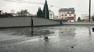 Kartal'da sağanak yağış: Caddeler göle döndü, vatandaşlar zor anlar yaşadı