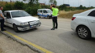 Ekip otosuna çarpınca yakalanan şüphelilerin camdan attıkları paketlerden uyuşturucu çıktı