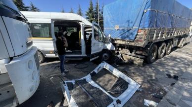 Gaziantep'te işçi servisleri kafa kafaya çarpıştı: Çok sayıda yaralı var