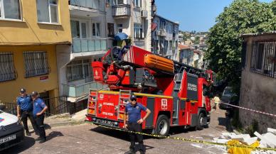 Kontrolden çıkan kamyon 4 katlı binaya çarptı: Bina sakinleri tahliye edildi