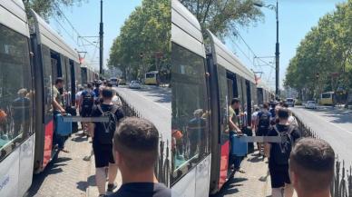 Fındıkzade'de tramvay arıza yaptı, yolcular yürüyerek yola devam etti