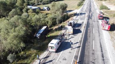 Erzincan'da korkutan kaza: Yolcu otobüsü devrildi, yaralılar var