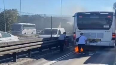 Küçükçekmece'de metrobüsün motorunda yangın çıktı