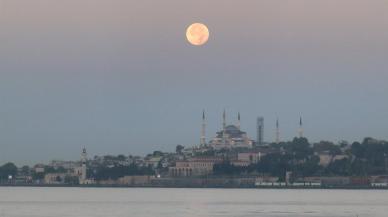 Süper Ay İstanbul'da kartpostallık görüntüler oluşturdu