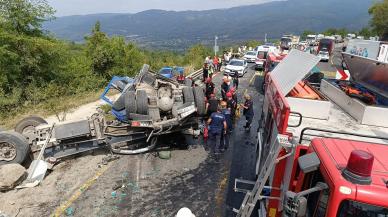 Bolu Dağı'nda karşı şeride geçen TIR, aracı biçti: 2 ölü, 2 yaralı