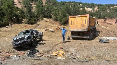 Tunceli'de feci kaza... Cip ile kamyon çarpıştı: 1'i çocuk 2 ölü, 4 yaralı