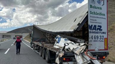 Erzincan'da korkunç kaza! TIR ile otomobil çarpıştı: 1'i polis memuru 4 kişi öldü