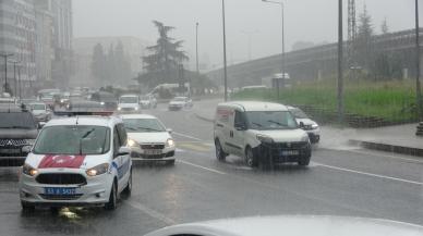 Rize'yi sağanak vurdu: Cadde ve sokaklar su altında kaldı