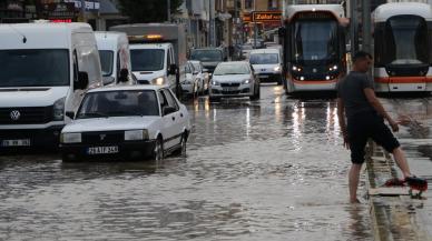 Sağanak yağışta tramvay ilerleyemedi