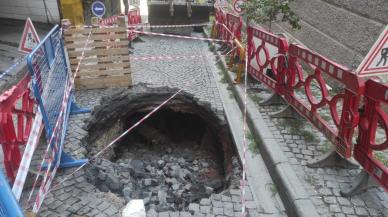 Son dakika! Beyoğlu'nda yol çöktü, yol trafiğe kapatıldı