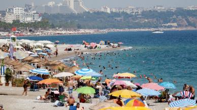 Antalya'da hava sıcaklığı 34 dereceye ulaştı: Sıcaktan bunalanlar soluğu sahilde aldı