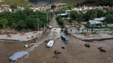 İzmir'i sel vurdu: Yol çöktü, bazı araçlar denizde sürüklendi