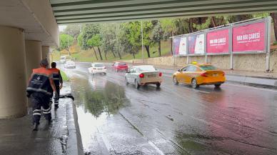 İstanbul Bakırköy'de alt geçidi su bastı: Trafik durma noktasına geldi, uzun araç kuyrukları oluştu