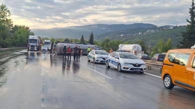 Sakarya'da etilen glikol yüklü tanker bariyerlere çarpıp devrildi