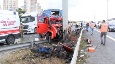 Avcılar TEM'de tabelaya çarpan kamyonetin motoru fırladı!