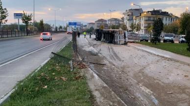 Kaldırımı ve tellerini aşan TIR, tali yola düştü!