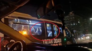 Diyarbakır'da minibüs seyir halinde ilerlerken, yolcular çiftetelli oynadı