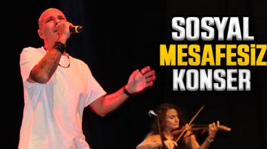 Aşılamada 'kırmızı' renkte olan Şanlıurfa'da sosyal mesafesiz konser 