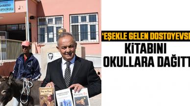 'Eşekli Dostoyevski', şimdi de yazdığı kitabı öğrencilere dağıtıyor