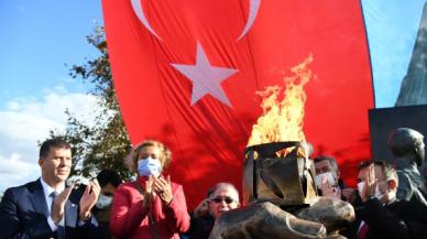 Kadıköy'de Cumhuriyet meşalesi yakıldı